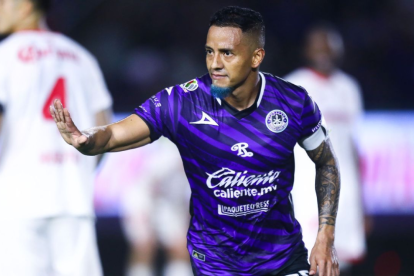 Jefferson Intriago, mediocampista ecuatoriano, durante un partido oficial con el Mazatlán FC de la Liga MX