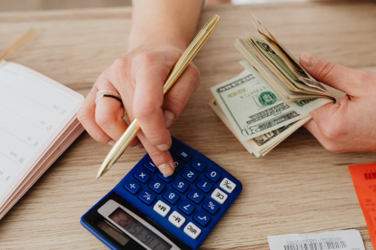 Referencial.Adultos mayores en Ecuador cuentan con mecanismos legales para solicitar la devolución del IVA en sus compras