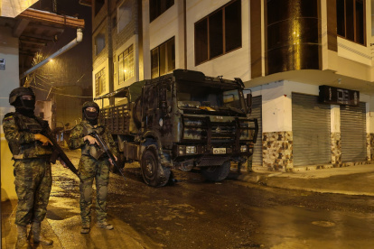 En medio de la vigencia del toque de queda en Ecuador, existen excepciones específicas para la movilidad.