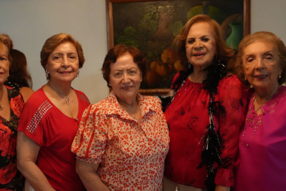 La cumpleañera junto a Alicia de Molina, Angelita de Maridueña, Mechita de Espinoza y Elena de Mendoza.
