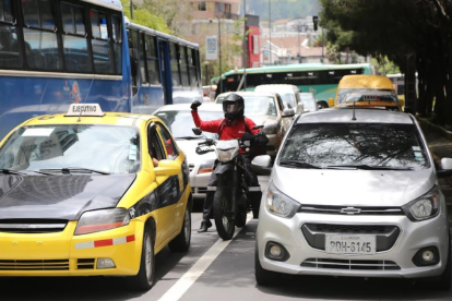 Los motociclistas irrespetan la ley y son escasos los controles realizados en la vía pública.