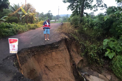 Socavones y hundimientos afectan la vía Paján – Olmedo tras las intensas lluvias, poniendo en riesgo la movilidad de transportistas y habitantes de la zona rural de Manabí.