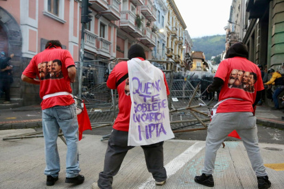 Durante la movilización del 13 de marzo en el Centro Histórico de Quito, una periodista de medio televisivo fue agredida mientras realizaba la cobertura de la protesta.