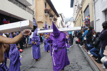 Fieles participan en las procesiones de Semana Santa en Quito, una tradición religiosa que cada año recorre el Centro Histórico de Quito.