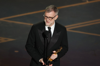 El cineasta Paul Thomas Anderson habla en el escenario tras ganar el Oscar al Mejor Guion Adaptado por "One Battle After Another" .