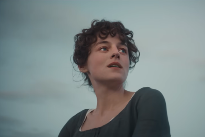 Emma Corrin, conocida por su trabajo en The Crown, interpreta a Elizabeth Bennet.