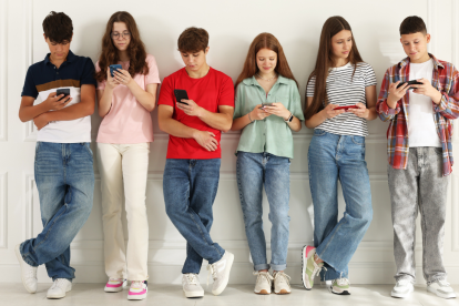 IMAGEN REFERENCIAL. Niñas, niños y adolescentes usan redes sociales desde edades tempranas, en medio del debate legislativo sobre su regulación en Ecuador.