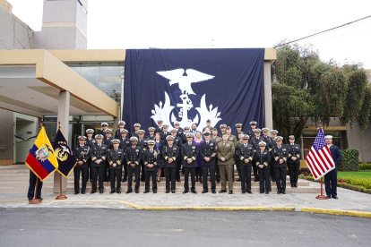 Foto institucional entre los dos ejércitos navales.