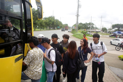 A diario, universitarios tienen problemas para abordar buses desde sus centros de estudio, sobre todo en la vía a la costa, en el oeste de Guayaquil.