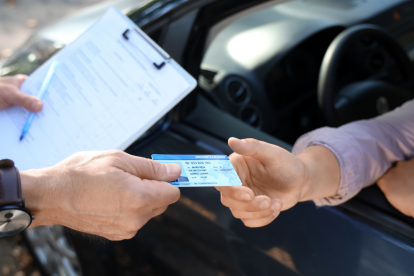 Control de licencia en el que la ANT verifica multas, valores pendientes y puntos acumulados.