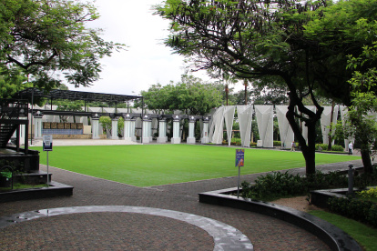 Espacio. En la plazoleta se ha instalado césped sintético.