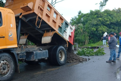 Con maquinaria pesada se trabajó para reparar el socavón que se formó en el puente Papayal, en Naranjito, provincia del Guayas.