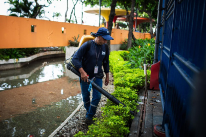 El Municipio de Guayaquil realiza labores de mantenimiento en los malecones.