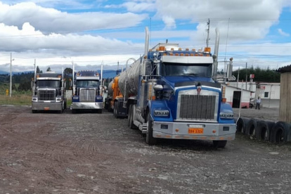 Carchi. Trailers que no lograron pasar la frontera, con carga al mercado colombiano.