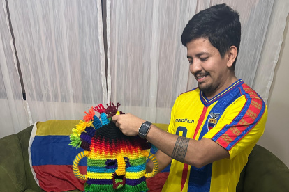 Briones habitúa alentar a la Tricolor usando una máscara del Diablo Huma y una réplica del trofeo del Mundial.