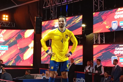 La nueva camiseta tiene versión en manga larga y manga corta.