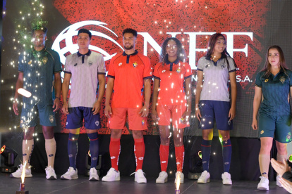 El club capitalino presentó el uniforme titular, de color rojo, y las indumentarias alternas que son gris y verde.