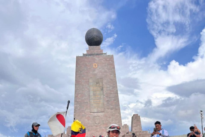Atsushi Yao visitó el monumento de la Mitad del Mundo.