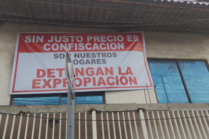 Los perjudicados, moradores de la avenida Cacique Tomalá, exigen que se detengan las expropiaciones.