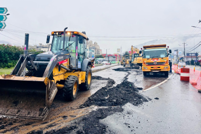 Maquinaria pesada se ubicó en el carril central en la zona del redondel de Las Bañistas.