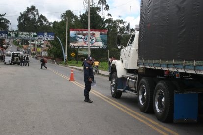 El paso de la mercadería de Ecuador a Colombia tiene restricciones.