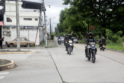 Agentes policiales recorren la ciudadela Guayacanes. Los vecinos piden que la institución mejore su estrategia para combatir a la delincuencia en ese sector.