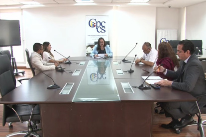 Sandra Margarita Armijos Mijas (c), delegada de Andrés Fantoni, dirige el equipo técnico.