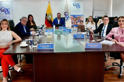 El presidente del CPCCS, Andrés Fantoni (c), convocó a los consejeros a la sesión virtual.