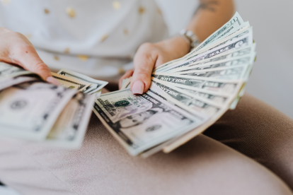 Todos los trabajadores en relación de dependencia deben recibir el decimo cuarto sueldo.