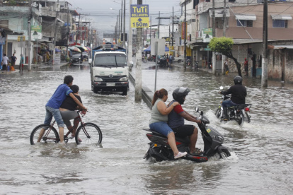 La movilidad en Milagro se volvió más complicada aún con las calles inundadas.