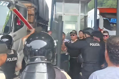 Manifestantes cierran la vía Alóag-Santo Domingo en protesta por alza del peaje.