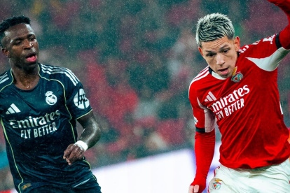 Prestianni (d) y Vinícius Jr. protagonizaron un presunto episodio de racismo en la Champions League.