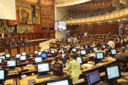 Sesión en la Asamblea Nacional durante el debate de un proyecto de ley que busca garantizar protección laboral para mujeres en etapa de menopausia. Imagen referencial.