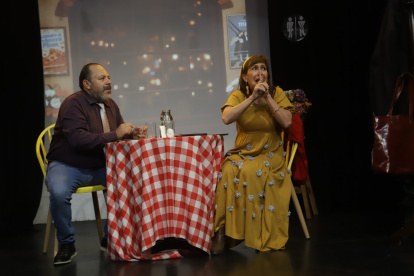 Giselle Jukka, dramaturga y directora del montaje señala que la obra nació en formato microteatro.