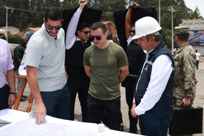 El presidente Daniel Noboa y el ministro Roberto Luque verifican el avance de la obra del distribuidor de tráfico Monay, en Cuenca.