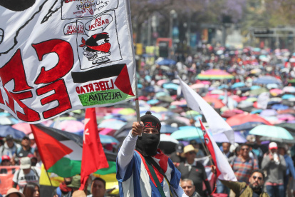 Docentes de la Coordinadora Nacional de Trabajadores de la Educación (CNTE) marchan para exigir un aumento salarial en Ciudad de México (México).