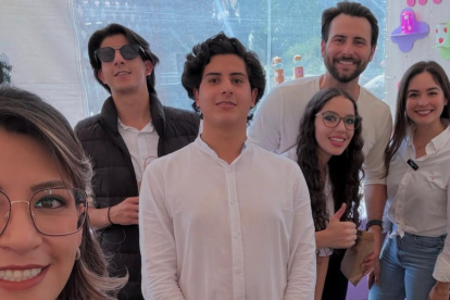 Los hermanos Cepeda, junto a Camila León y el presidente de la Asamblea Niels Olsen, en 2024.