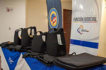 En septiembre de 2025, el Consejo de la Judicatura entregó chalecos a un grupo de 14 jueces anticorrupción.