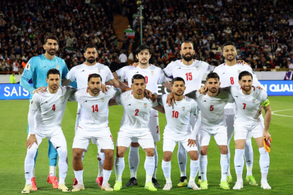 Los jugadores de la selección de Irán posan antes de disputar un partido clasificatorio rumbo a la Copa Mundial de la FIFA 2026.