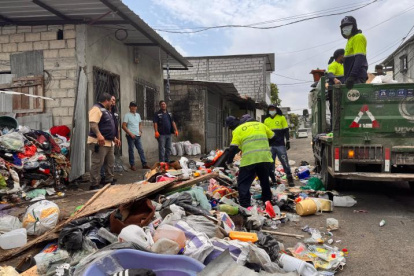 Referencial. Urvaseo es la empresa encargada de la recolección de basura, pero no se le permite laborar durante el toque de queda.