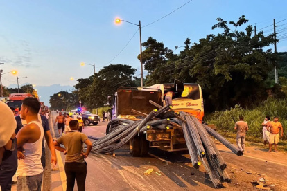 El siniestro entre los vehículos pesados causó conmoción en la ciudad.