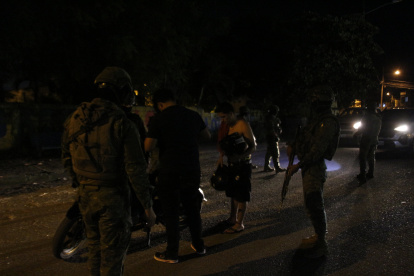El toque de queda parcial comenzó el 15 de marzo y se extenderá hasta el 30 de marzo en cuatro provincias de Ecuador: Guayas, Los Ríos, El Oro y Santo Domingo.