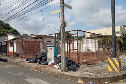 Así lucía la esquina de Acacias y Ficus, en Urdesa central, en la mañana del 19 de marzo de 2026, ante la falta de recolección de basura por parte de Urvaseo.