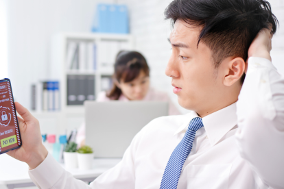 Referencial. Ciudadano observa una amenaza en su celular, hecho que puede denunciarse por canales oficiales en Ecuador.