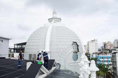 Técnicos del Cabildo inspeccionan el elemento dañado en la cúpula del Palacio Municipal de Guayaquil.