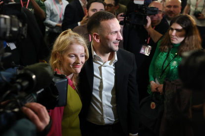 La candidata ganadora del Partido Verde, Hannah Spencer (izq.), con el líder del Partido Verde, Zack Polanski (der.), en Manchester, Gran Bretaña, el 27 de febrero de 2026.