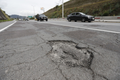 Baches y grietas hay en toda la extensión de la Ruta Viva.