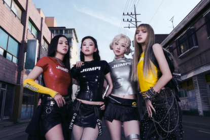 BLACKPINK durante la promoción del primer sencillo de DEADLINE, JUMP.