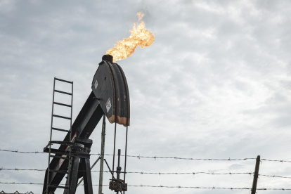 Fotografía que muestra un balancín de petróleo.