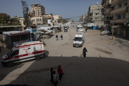 El primer grupo de heridos de Gaza parte desde la sede de la Media Luna Roja Palestina hacia el paso de Rafah, acompañado por la OMS en la Franja de Gaza, 19 de marzo de 2026.